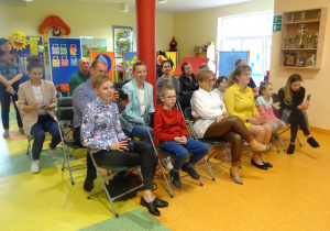 Pani dyrektor Maria Królikowska wraz z rodzicami przygląda się występom dzieci.